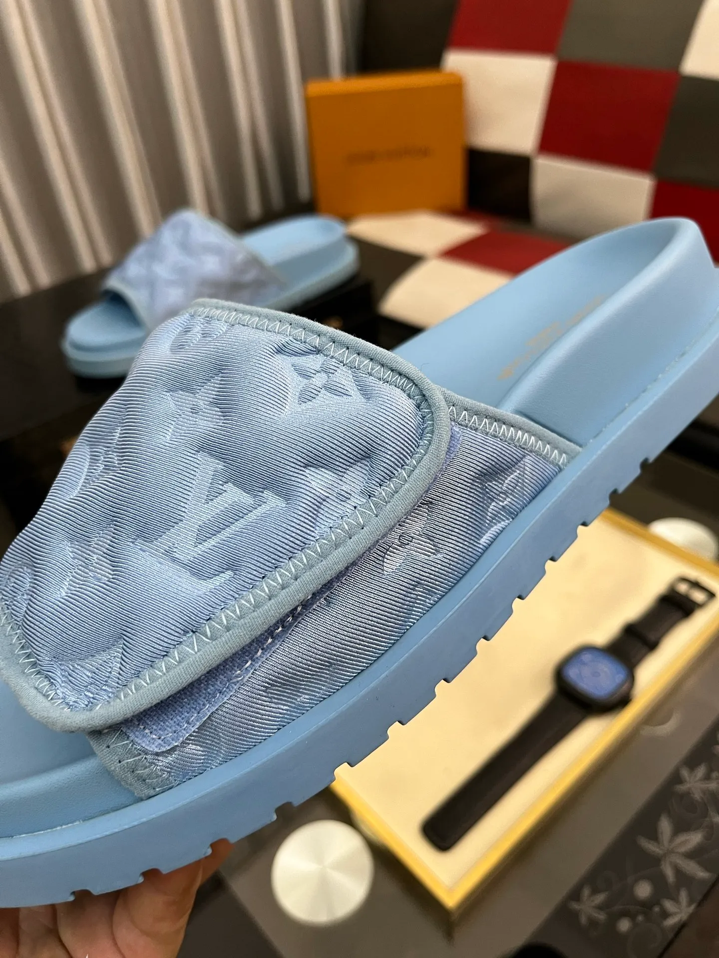 Men's men's shoes💰320⌚️⌚️[Louis Vuitton LV slippers] (high-end cowhide) counter 1:1 fashion style summer must-have! The designer used LV’s iconic outsole. The original simple slippers instantly become fashionable! The upper is made of flexible special cowhide leather straps alternately, and the workmanship is exquisite! A must-have for stylish men in summer, size 38-44